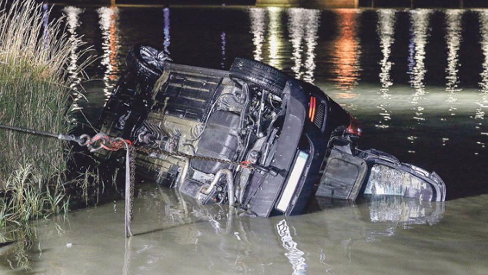 Der Kia Seed hängt am Haken und wird an das Ufer der Ems gezogen. © Foto: Loger