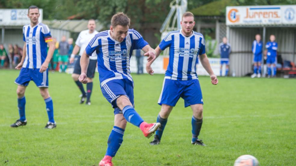 Mit voller Wucht ins Glück: Möhlenwarfs Marc Kitzerow zieht ab und trifft zum 3:3. © Foto: Mentrup