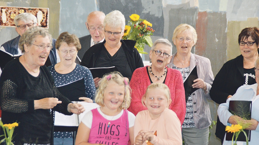 Inken und Lina waren nicht die einzigen Besucherinnen des Festgottesdienstes in der Emmaus-Kirche, die vom Auftritt der Liedertafel begeistert waren.  © Fotos: Himstedt