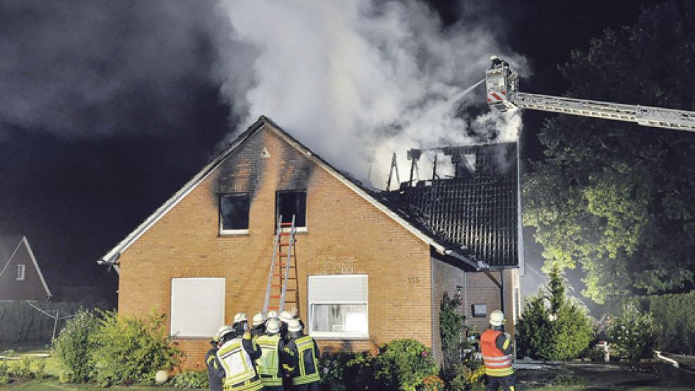 Die Feuerwehr rückte mit einem Großaufgebot in die Papenburger Straße in Völlenerkönigsfehn aus. © Foto: Wolters