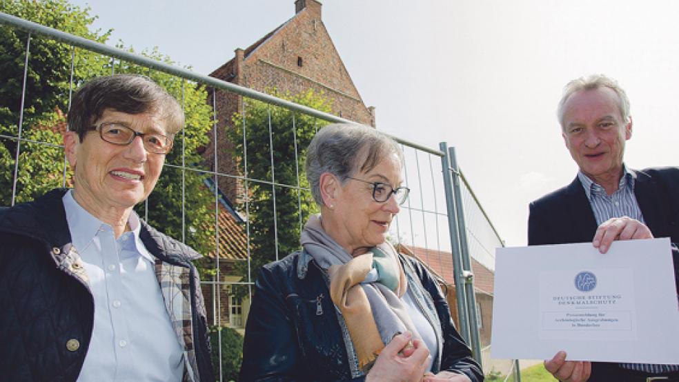 Die Deutsche Stiftung Denkmalschutz unterstützt die Forschungen am Steinhaus mit 49.000 Euro. Von links: Inga Gronow und Dörte Lossin vom Ortskuratorium Oldenburg mit Landschaftsdirektor Dr. Rolf Bärenfänger.  © Fotos: Hanken