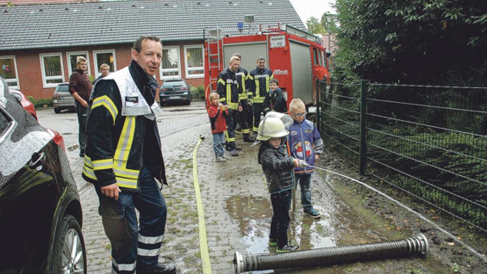 Draußen konnte selbst der Regen die jüngsten Teilnehmer des Gemeindefestes nicht vom Zielspritzen abhalten.  © 