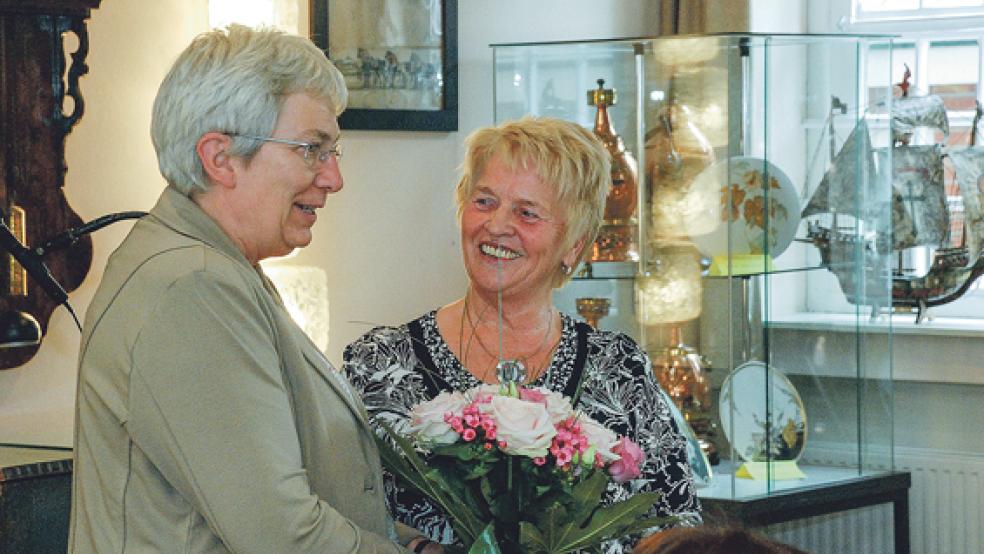 Museumsleiterin Margarethe von Glan-Hesse (links) überreichte Marianne Hilbrands einen Blumenstrauß.  © Foto: Kuper