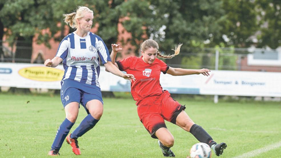 Vollen Einsatz zeigten die Fußballerinnen der Sportfreunde Möhlenwarf und des SV Ems Jemgum im Derby. In dieser Szene grätscht Jemgums Laura Pruin zum Ball, Möhlenwarfs Lena Wähler kommt einen Schritt zu spät. © Foto: Bruins
