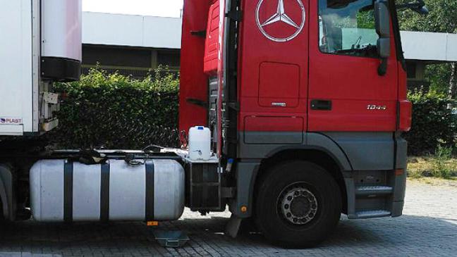 Sattelzug verliert Diesel-Kraftstoff