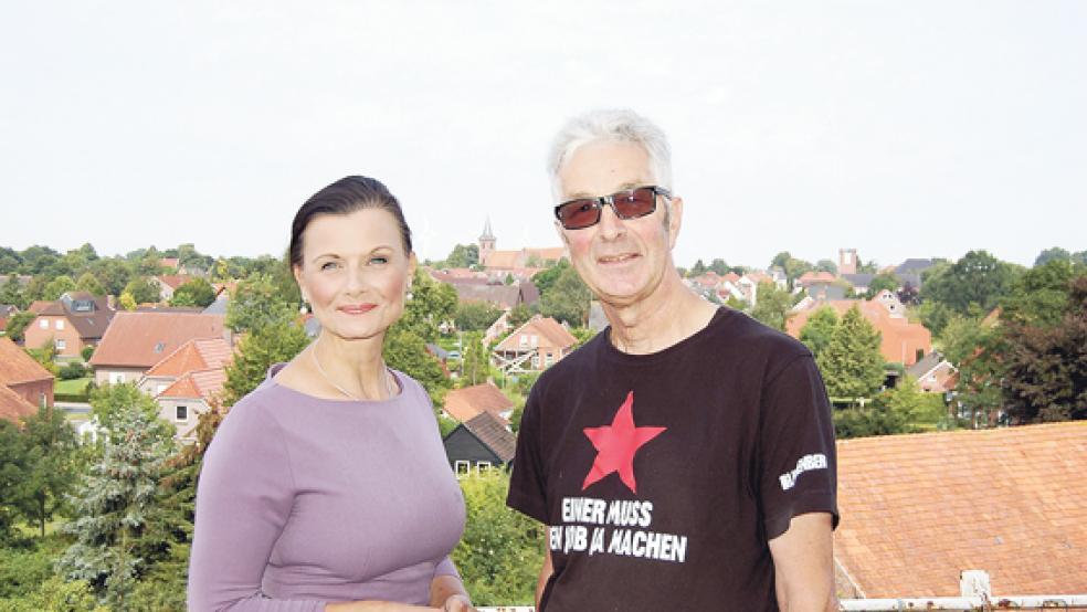 Dieter Hunken zeigte der CDU-Bundestagsabgeordneten Gitta Connemann den wunderbaren Ausblick über den Ort von der Galerie der Mühle in Bunde aus. © Foto: privat