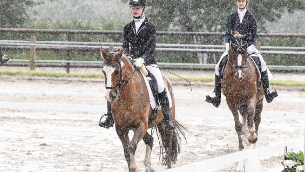 Die Regenschlacht von Timmel: Knöcheltiefer Matsch rund um den Springplatz und riesige Pfützen auf dem Dressurviereck prägten das Turnier-Wochenende. © Foto: Gleich