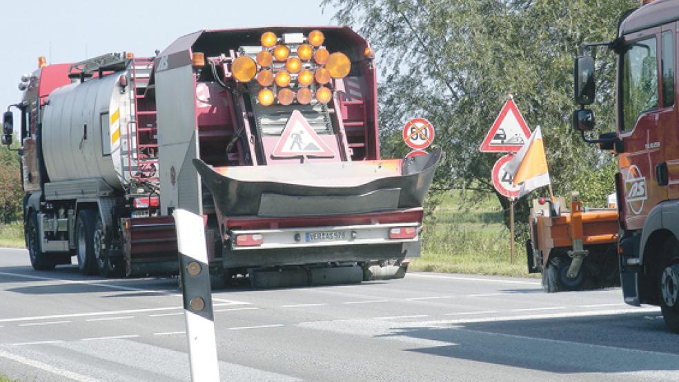 Der Reparaturzug der AS Asphaltsanierung GmbH aus Langwedel bei Verden ist seit Montag auf der Bundesstraße 436 zwischen Weener und Bingum (Bild) im Einsatz und verteilt Splitt. Es gilt ein Tempolimit von 40 km/h. © Foto: Szyska