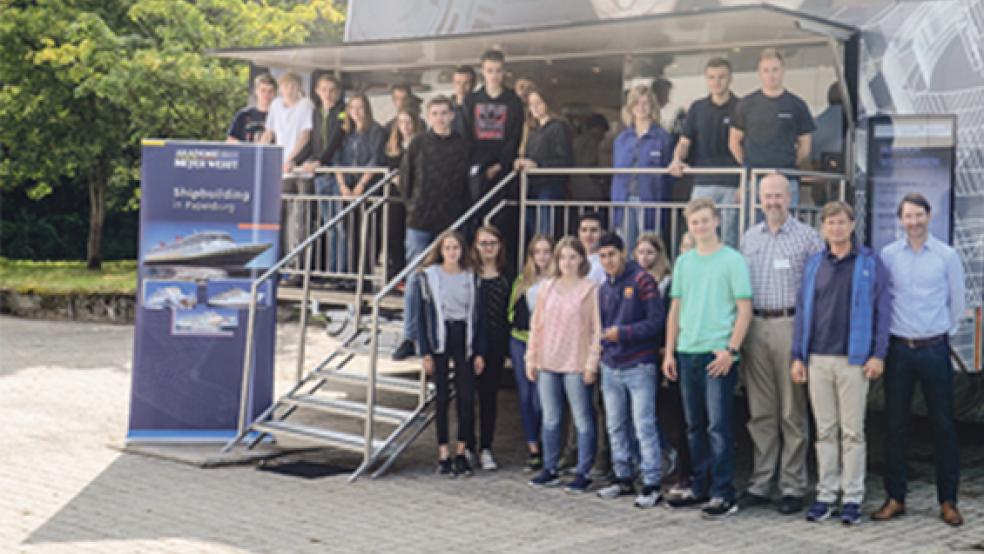 Die Schüler der H9a nahmen den Info-Truck am Dienstag genau unter die Lupe. Mit von der Partie waren auch (von rechts) Günter Geerdes (Ausbildungskoordinator der Meyer Werft), Dirk Kaiser (Schulleiter der Oberschule Weener) und Erwin Siemens (Ausbildungsleiter der Meyer Werft). © Fotos: Muising