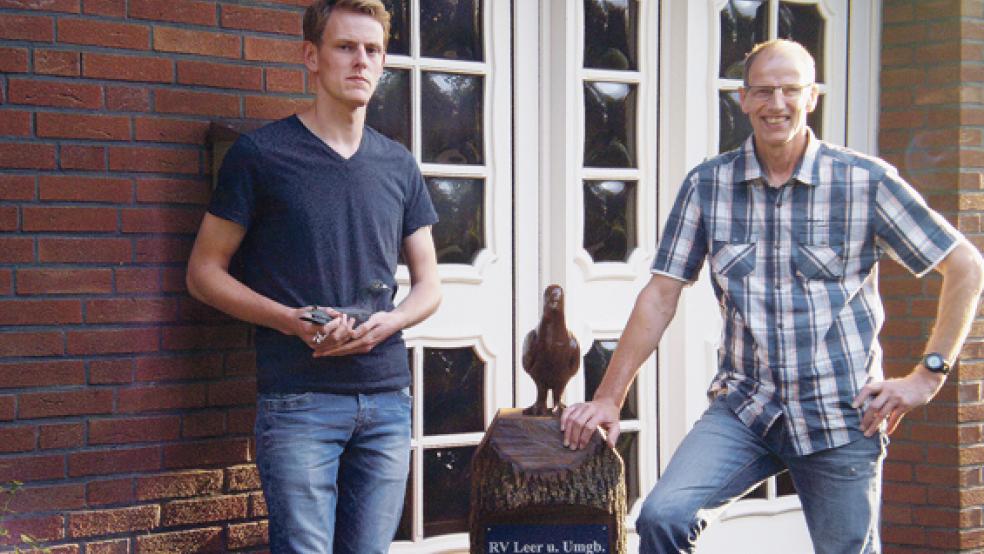 Nach dem letzten Flug bekamen Sven und Bernhard Rumpf (rechts) eine Trophäe für ihren Sieg bei den Alttierflug-Meisterschaften. Die Trophäe wurde als Wanderpokal neu angeschafft und soll nun jedes Jahr den Meister für ein Jahr begleiten. © Foto: privat