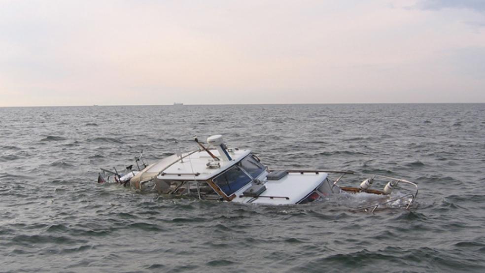 Wenige Augenblicke nach der Rettung der beiden Schiffbrüchigen ragten nur noch die Spitzen der Aufbauten der Motoryacht aus dem Wasser.  © Foto: DGzRS - die Seenortretter