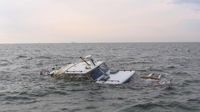 Zwei Menschen von Motoryacht gerettet