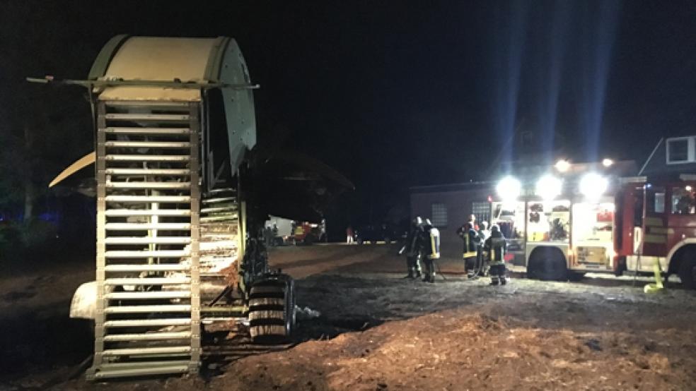 Diese Rundballenpresse wurde bei einem Feuer am Mittwochabend schwer beschädigt. © Foto: Feuerwehr