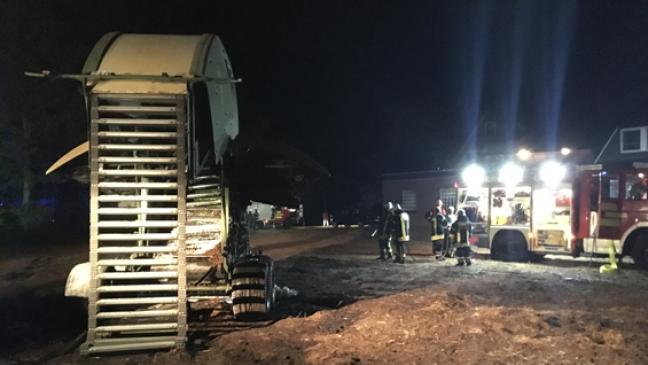 Rundballenpresse steht in hellen Flammen