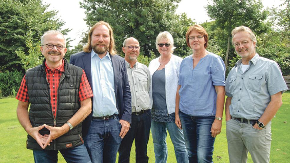Grüne im Grünen: Von links Harald Kleem, Bundestagskandidat aus Ostrhauderfehn, Bundestags-Fraktionschef Anton Hofreiter, Bundestagskandidat Garrelt Agena (Wahlkreis Aurich-Emden), Christiane Kühmann vom Kreisvorstand, Landtagskandidatin Meta Janssen-Kucz und Lutz Drewniok, Ratsherr der Grünen aus Weener und im Kreisvorstand. © Foto: Hoegen