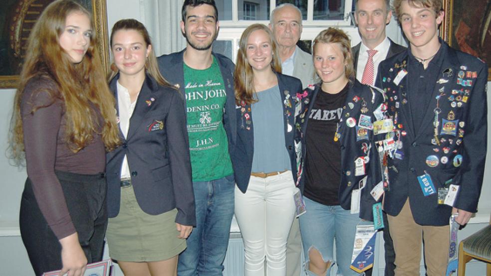 Reich an Erlebnissen und Erfahrungen: Hans-Gerd Fischer (hinten von links), Präsident des Rotary-Clubs Leer, und Jugenddienst-Beauftragter Onno Kappei mit den Jugendlichen Luca Hillbrands (von links), Fanni Bockhöfer, Mateus Funari, Isabelle Cybula, Minken Remy und Luis Perlich. © Foto: privat