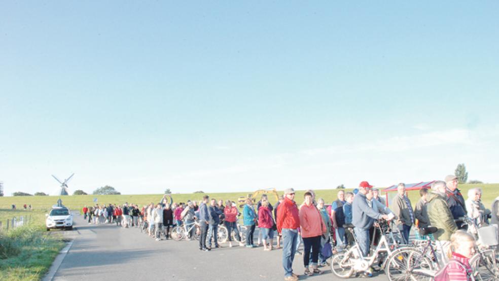 Großer Andrang herrschte jetzt am Außenanleger in Ditzum, wo die »Wappen von Borkum« anlegte. © Foto: Kuper