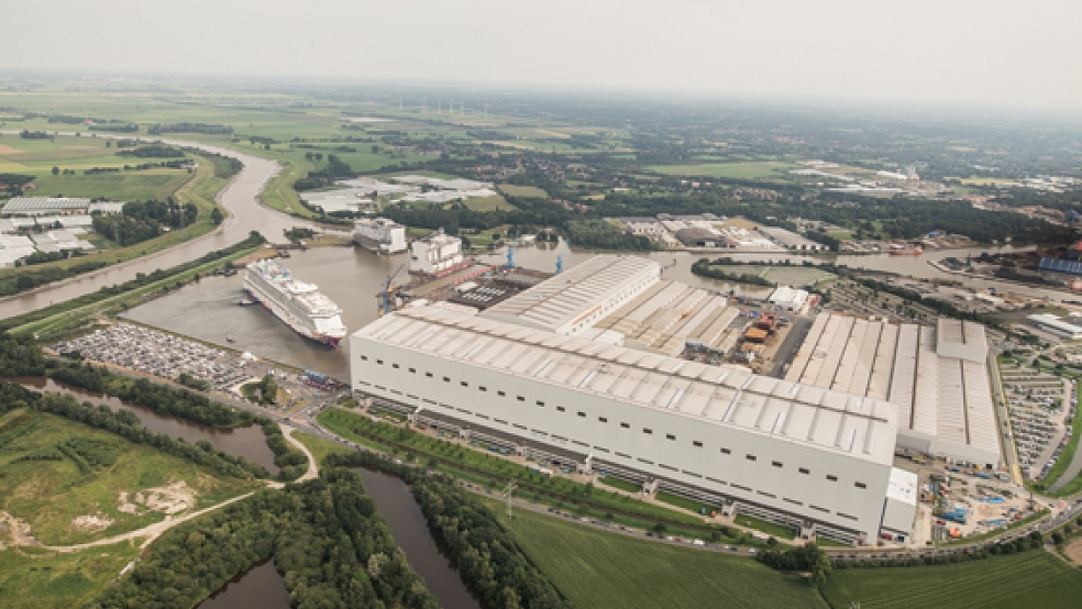 Die »World Dream« hat das Baudock der Meyer Werft verlassen. Die Luftaufnahme unseres Fotografen Lars Klemmer zeigt die Dimensionen. © Foto: Klemmer