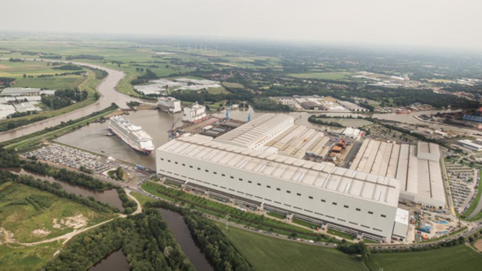 Die »World Dream« hat das Baudock der Meyer Werft verlassen. Die Luftaufnahme unseres Fotografen Lars Klemmer zeigt die Dimensionen. © Foto: Klemmer