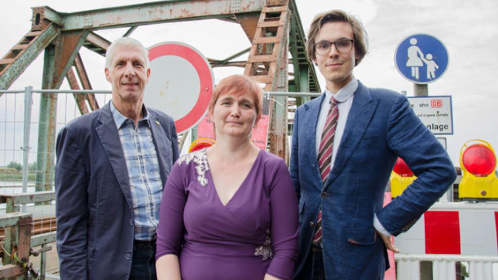 Für einen schnelle Reparatur der Friesenbrücke und gegen einen Teil-Neubau sprachen sich Linken-Bundestagsabgeordneter Herbert Behrens, Bundestagskandidatin Bettina Kubiak aus Weener sowie Christian Serbanescu-Kele, Mitglied der SP im Provinz-Parlament Groningen aus. © Foto: Hanken