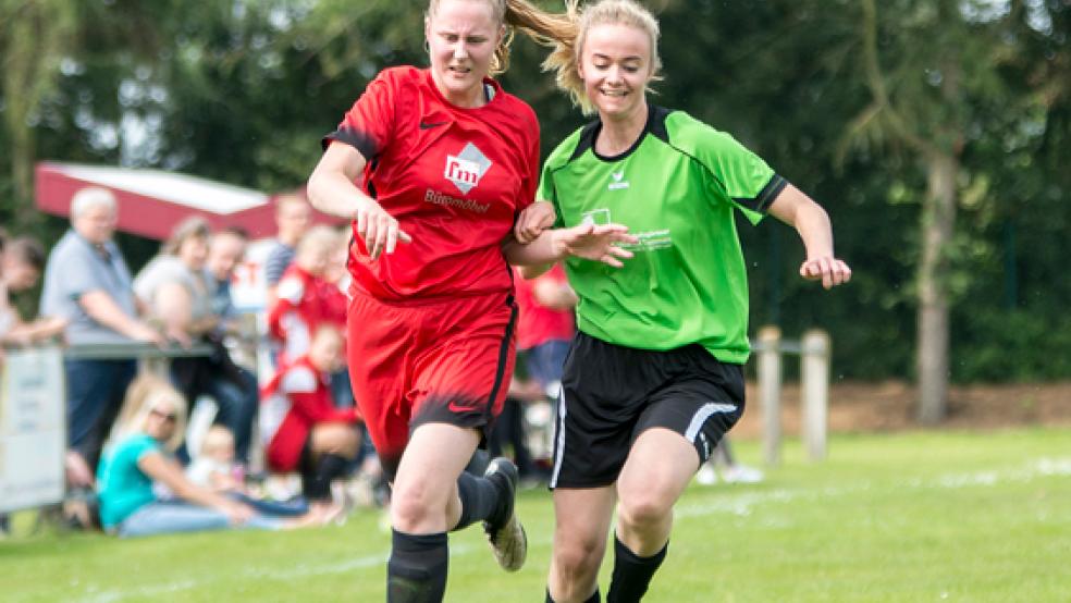 Im Laufduell: Jemgums Pia Geertsema (links) und Leer/Bingums Henrike Flügge. © Foto: Mentrup