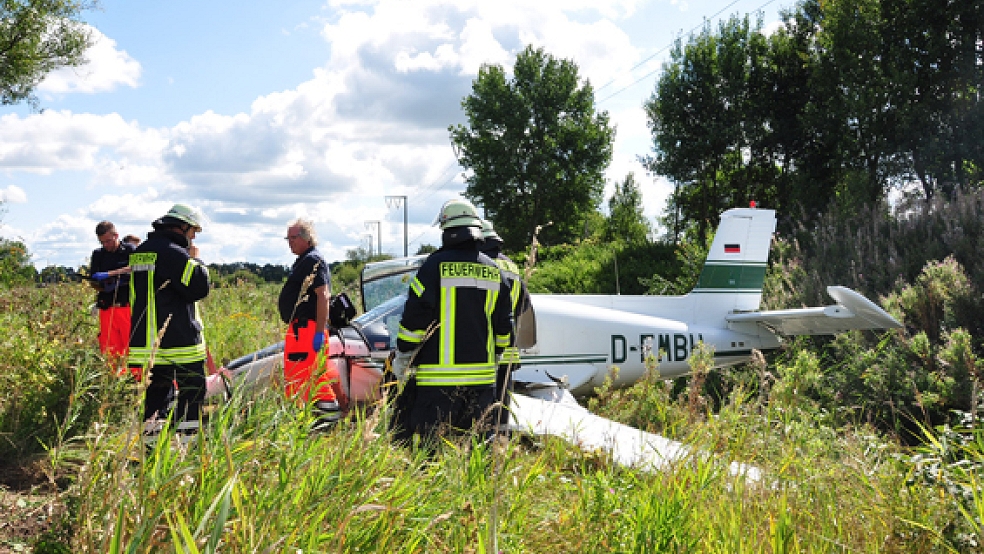Eine Sportmaschine vom Typ »Morane« ist auf einer Weide in Neermoor abgestürzt. Der Pilot kam dabei ums Leben. © Foto: Wolters