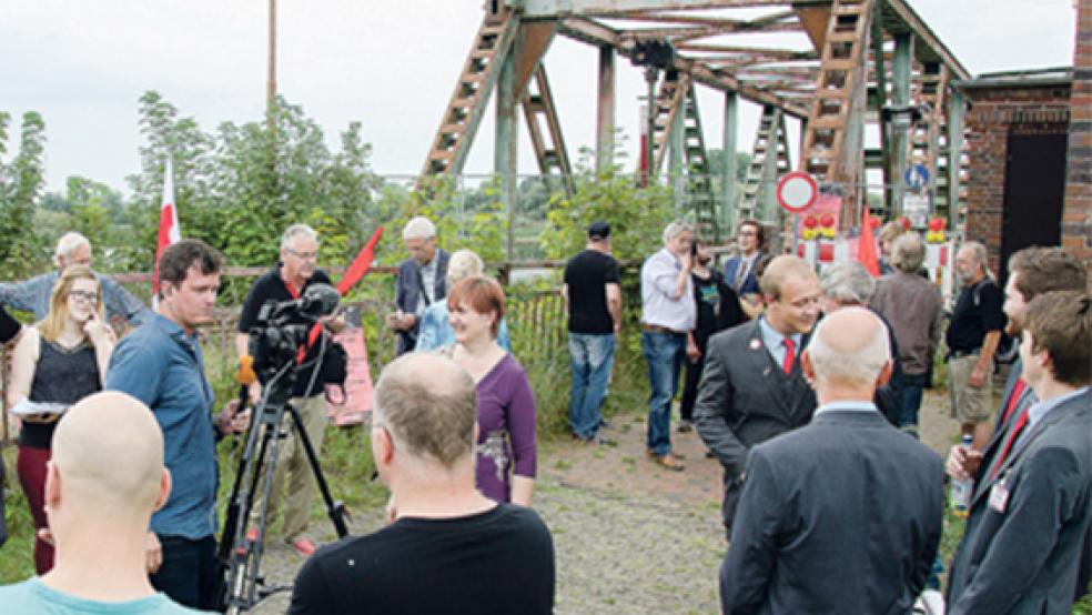 Auf Weeneraner Seite der Friesenbrücke veranstalteten »Die Linke« und die Sozialistische Partei der Niederlande eine gemeinsame Kundgebung.  © Fotos: Hanken