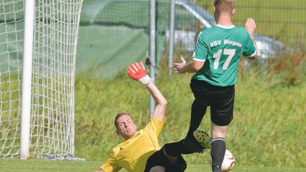 Klare Sache: Dunums Torhüter Ingo Deterts kommt gegen Patrick Hinderks zu spät. Den fälligen Strafstoß nutzte Sascha Büürma zur BSV-Führung. © Foto: Bruins
