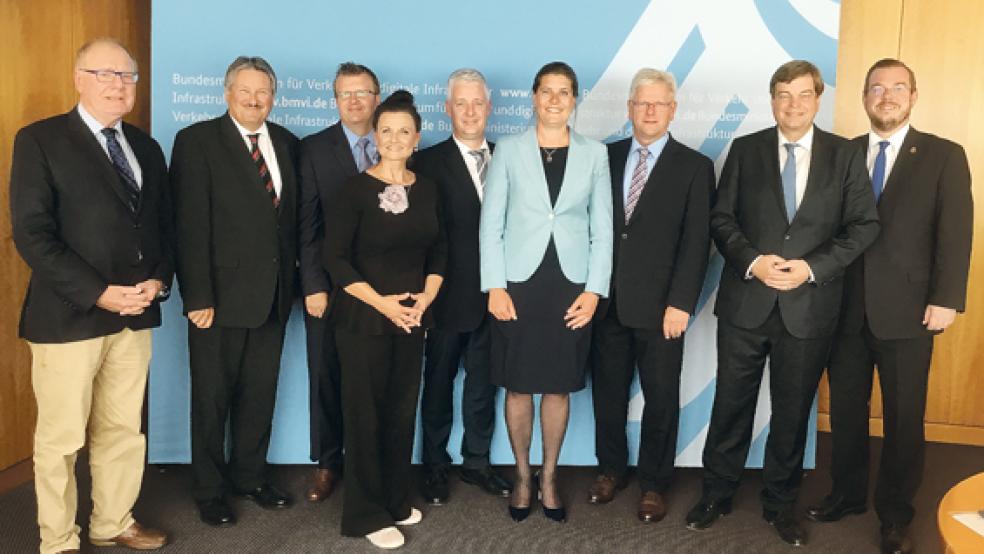 Nach der Sitzung der »Task Force« im Bundesverkehrsministerium in Bonn (von links): Ulrich Bischoping (Konzernbevollmächtigter der Deutschen Bahn), Reinhard Winter (Landrat des Kreises Emsland), Theo Douwes (Bürgermeister von Westoverledingen), Gitta Connemann (CDU-Bundestagsabgeordnete), Matthias Groote (Landrat des Kreises Leer), Fleur Gräper-van Koolwijk (Provinz Groningen), Ludwig Sonnenberg (Bürgermeister von Weener), Enak Ferlemann (Parlamentarischer Staatssekretär im Bundesverkehrsministerium) und Jan Peter Bechtluft (Bürgermeister von Papenburg). © Foto: Büro Connemann