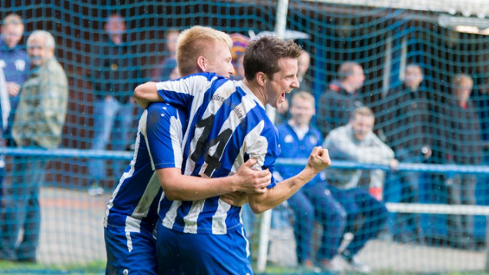 Grund zur Freude haben die Sportfreunde Möhlenwarf: Nico Markus, Uwe Barth und ihre Mitspieler dürfen die Punkte vom Derby gegen die SG Heidjer SV/TuS Holthusen behalten. © Foto: Mentrup