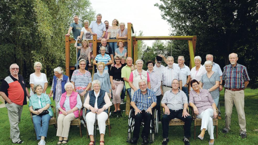 Ein gemeinsames Erinnerungsfoto durfte beim Sommerfest der Heimatbühne Bingum nicht fehlen.  © Foto: Wolters