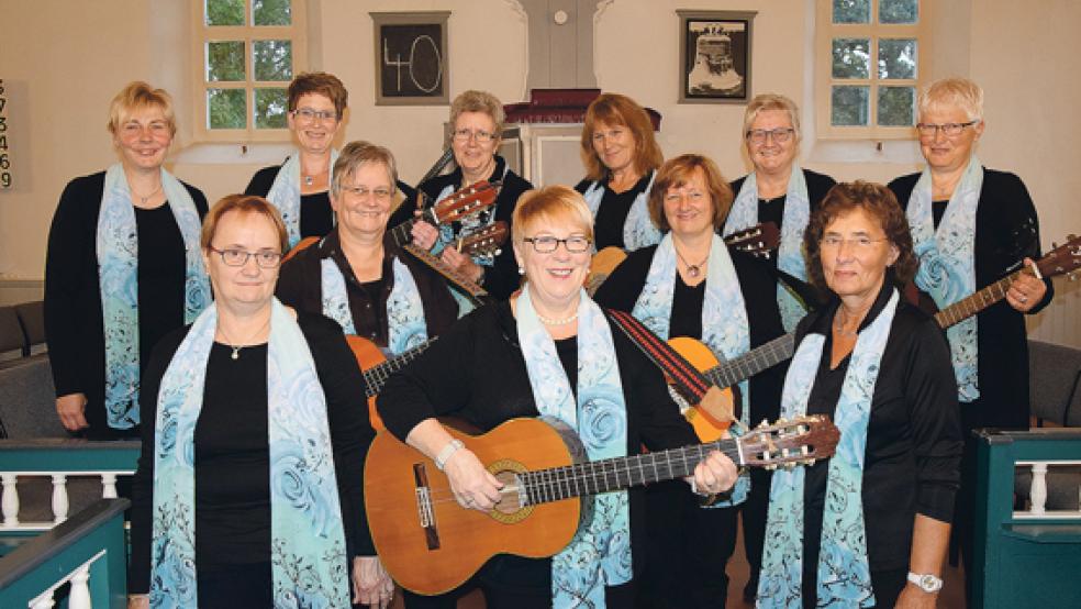 Die Mitglieder des Gitarrenkreises der ev.-ref. Kirchengemeinde Weenermoor feiern den 40. Geburtstag: Alma Rubien, Siegrid de Freese, Gertrud Santjer (vorne von links), Grete Röskens, Hilke Leyhe (mittlere Reihe, von links), Deerka Troff-Goeman, Elfriede Lemke, Angelika Schmidt, Ilse Luitjens, Gisela de Boer und Roberta Meinders (hintere Reihe, von links). Auf dem Foto fehlt Kirsten Seekamp-Troff.  © Foto: privat