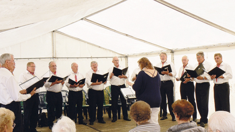 Schon bei der Eröffnung 2012 waren die »Bunner Jungs« mit von der Partie - und auch beim fünften Geburtstag der Tagesförderstätte wird der Shanty-Chor singen. © Foto: Himstedt