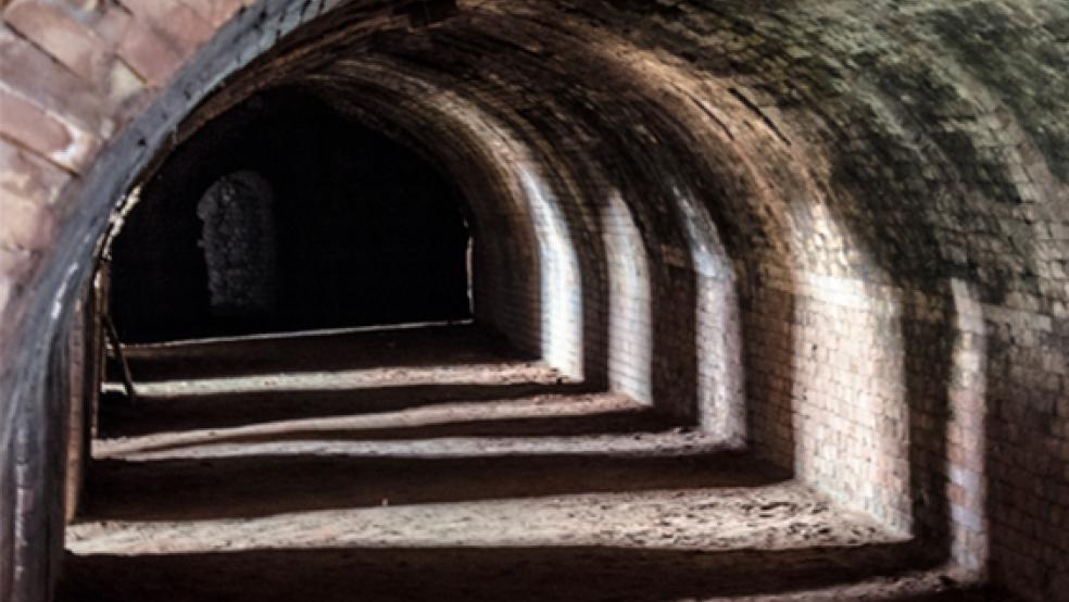 Den geplanten Kauf der Ziegelei Cramer in Midlum (hier der Ringofen) würde die Gemeinde Jemgum allein stemmen. Der Landkreis hat aber Unterstützung bei der Suche nach Fördermitteln angekündigt. © Foto: Hanken