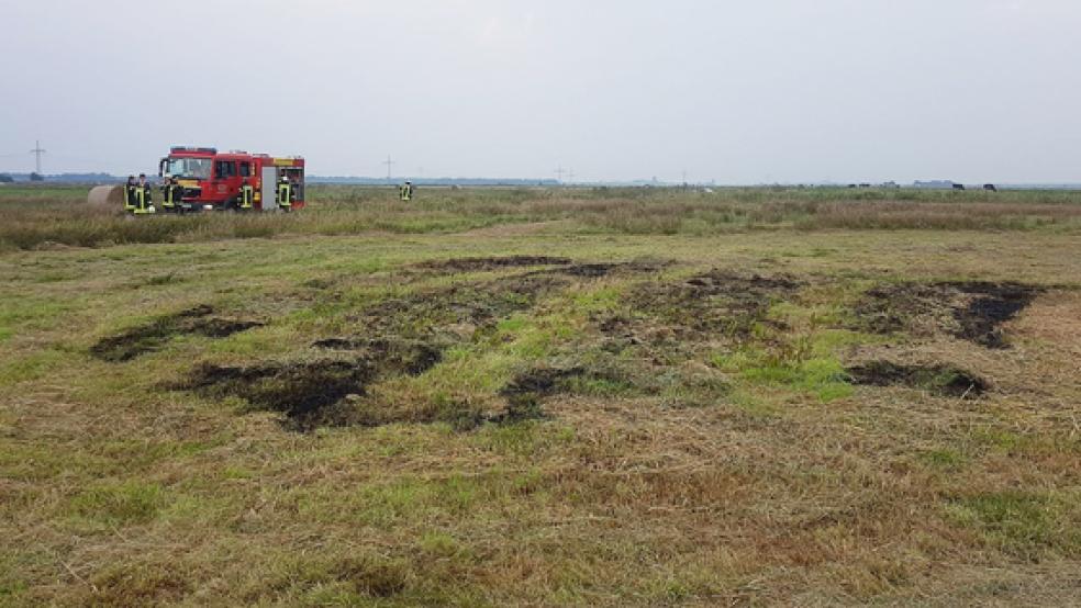 Auf einer Weide in Hatshausen ist am Dienstagabend ein Rundballen in Brand geraten. © Foto: Feuerwehr