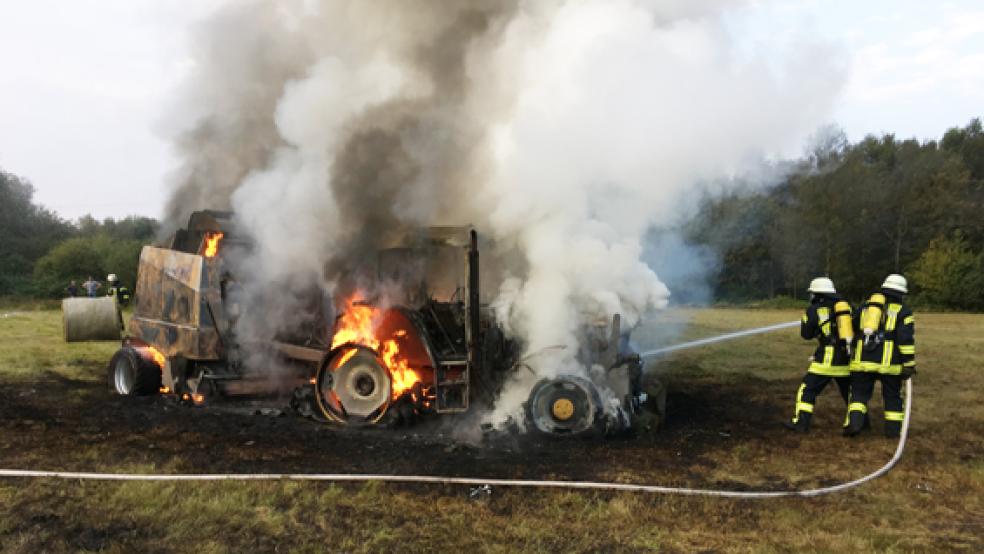 Völlig ausgebrannt ist am Dienstagabend ein Traktor-Gespann auf einem Feld in Großsander. © Foto: Feuerwehr