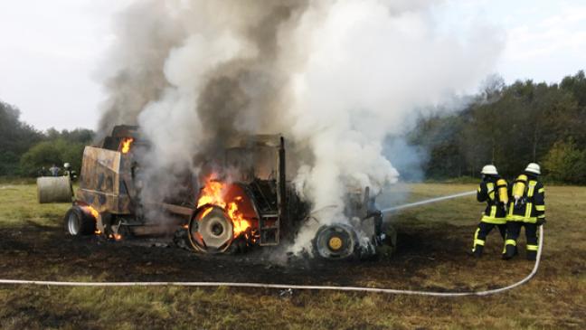 Traktor-Gespann geht in Flammen auf