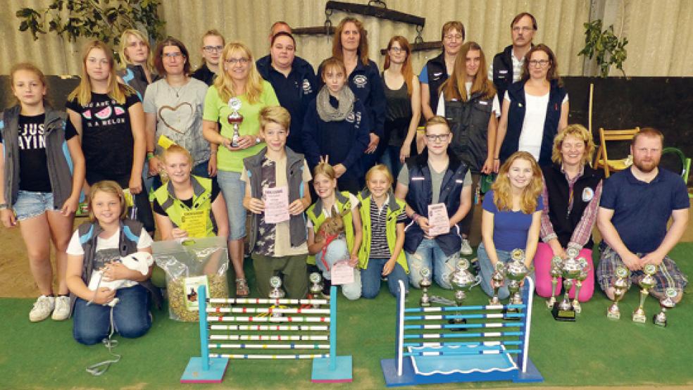 Die Teilnehmer der Landesverbandsmeisterschaften im Kaninhop in Norden mit den Schiedsrichtern.  © Foto: privat