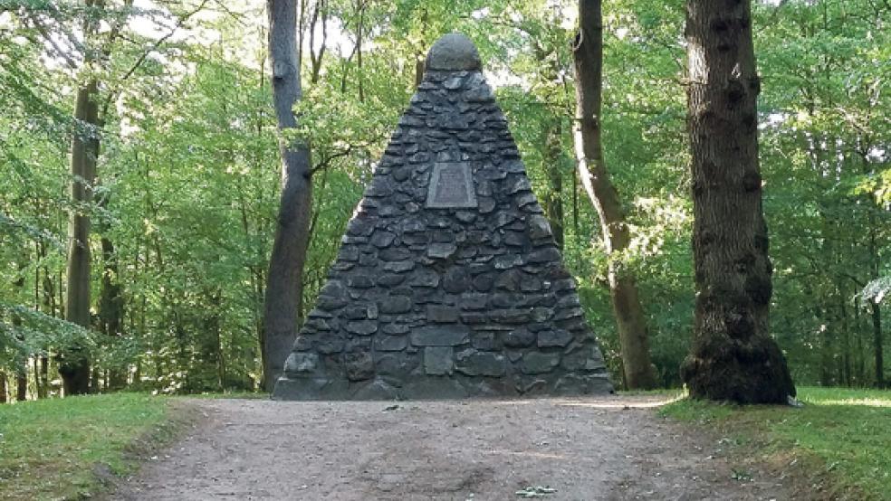 Der Upstalsboom in Aurich-Rahe war während der Friesischen Freiheit im 13. und 14. Jahrhundert die Versammlungsstätte der Abgesandten der friesischen Landesgemeinden. Seit 1833 erinnert eine Steinpyramide daran. © Foto: Friesenrat