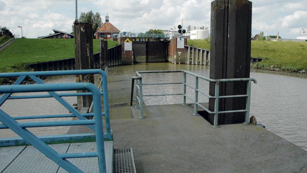 Vor der Schleuse in Weener soll die Emsfähre als Ersatz für die Friesenbrücke anlegen. Doch mit der Genehmigung gibt es Probleme. Das Wasser- und Schifffahrtsamt bemängelt, dass der Abstand zum Fahrwasser zu gering ist. © Foto: Szyska