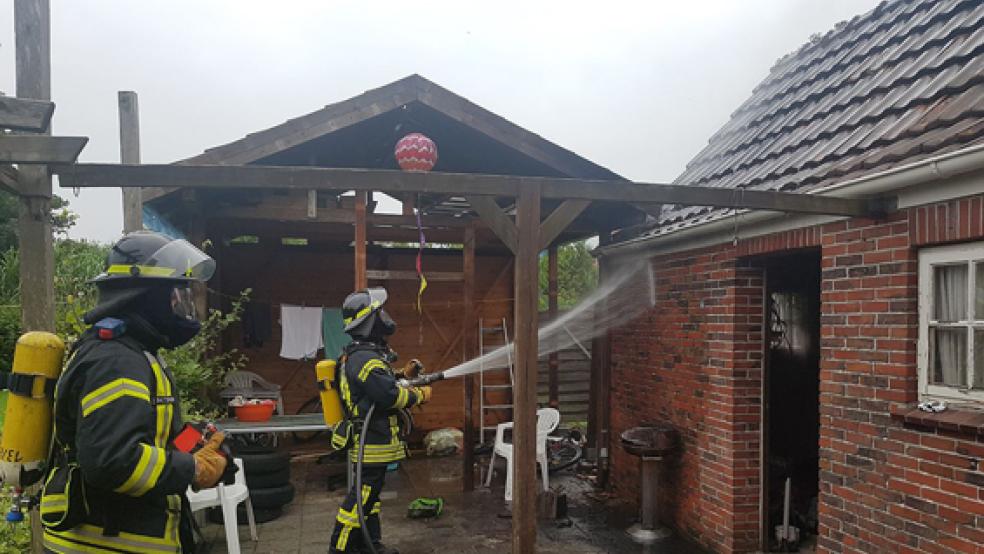 Ein Carport ist in Bunde in der Graf-Edzard-Straße am Mittwochabend in Brand geraten. © Foto: privat