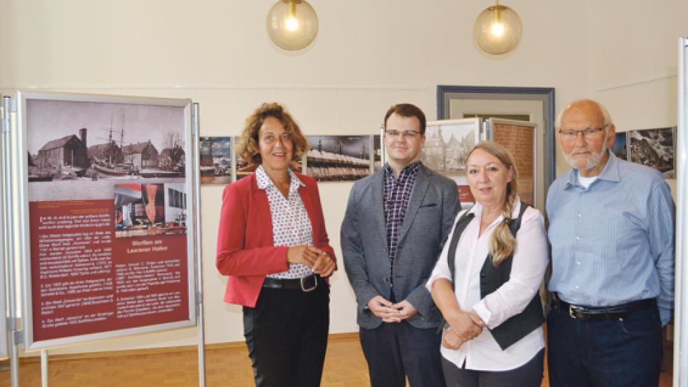 Bürgermeisterin Beatrix Kuhl (CDU) freut sich mit den »Machern« Henning Priet, Menna Hensmann und Albert Wehner (von links) über die neue Ausstellung.  © Foto: Stadtverwaltung Leer 