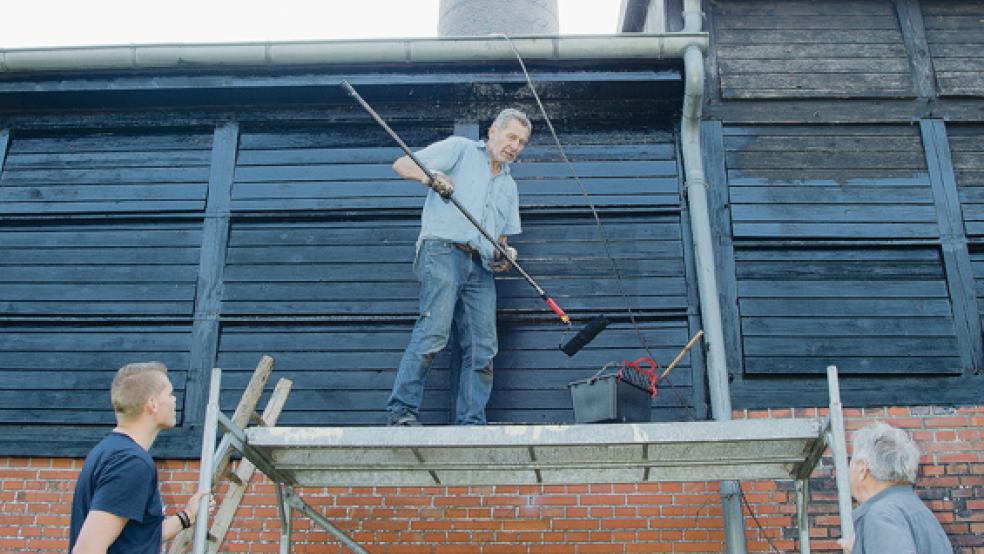 Die Vorbereitungen für den Tag der offenen Tür laufen. Hier versieht Wilfried Voß vom Ziegeleiverein, assistiert von Sohn Sebastian (links) und Alt-Ziegler Paul Zimmer, die Lüftungsklappen mit einem neuen Anstrich. Sie dienten früher der Trocknung der Ziegel-Rohlinge. © Foto: Hanken