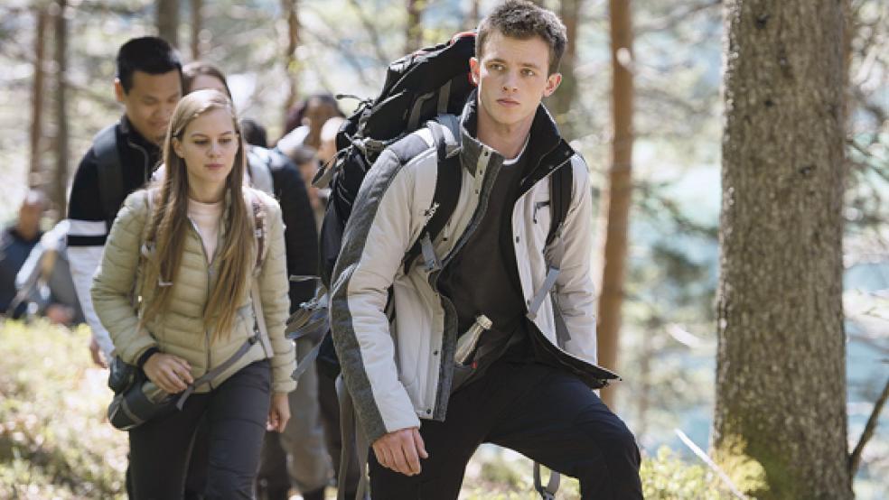 Einzelgänger Zach (Jannis Niewöhner) hat eigentlich gar keine Lust auf den Wettbewerb und weckt damit das Interesse der ambitionierten Nadesh. © Foto: Marc Reimann/Constantin Film