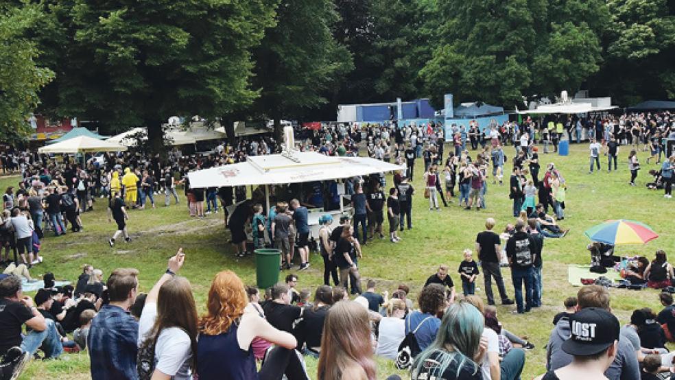 Schläge und Kopfnuss: ein Polizist wurde auf dem letztjährigen »Free-for-All«-Festival in Stapelmoor verletzt. Zwei angeklagte Männer wurden gestern vom Amtsgericht in Leer verurteilt.  © Foto: RZ-Archiv