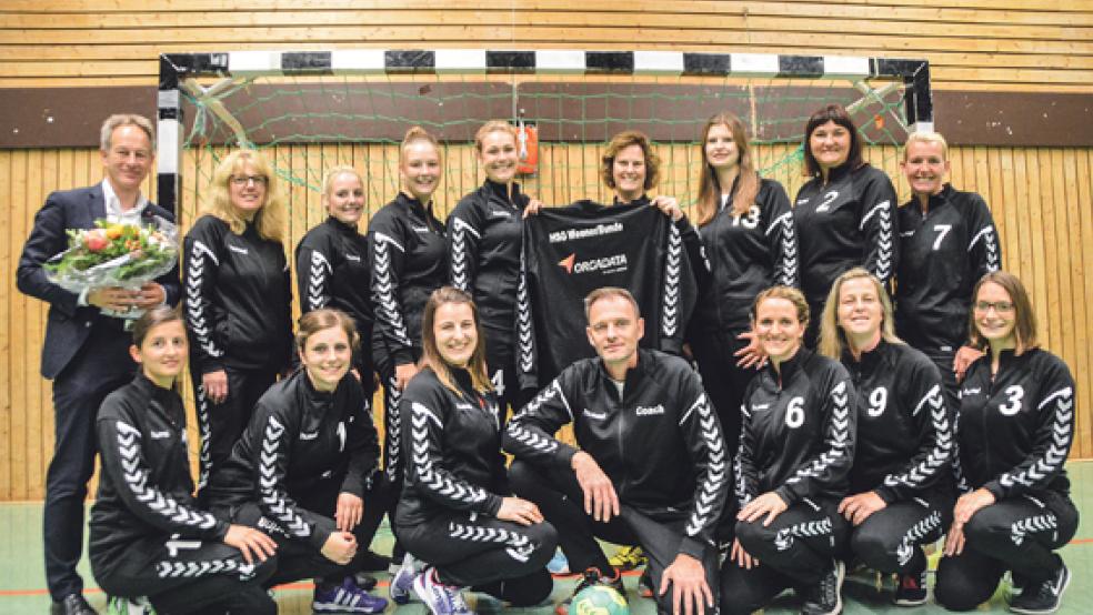 Das neue Outfit von »Orgadata« punktete schon mal, jetzt müssen die Spielerinnen der HSG Weener/Bunde noch auf dem Platz eine gute Figur machen. Das Foto zeigt (obere Reihe v. l.) Andreas Meinders (Orgadata AG), Co-Trainerin Karin Gelder, Maike van der Slyk, Lena Krämer, Amke Huisinga, Ingrid Yzer, Jaqueline Krüger, Janka Kruse, Stephanie Groeneveld, (untere Reihe v. l.) Ivonne Köller, Carina Buntjer, Anneke Mannel, Trainer Joachim Freese, Janina Galitschkin, Silke Freese und Anne Watermann. Es fehlen Co-Trainer Andre Köller, Tomma Boelsems, Imke Hermsmeyer und Ilka Himstedt. © Foto: Himstedt
