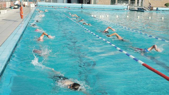 23 Sportler schwimmen 221 Kilometer