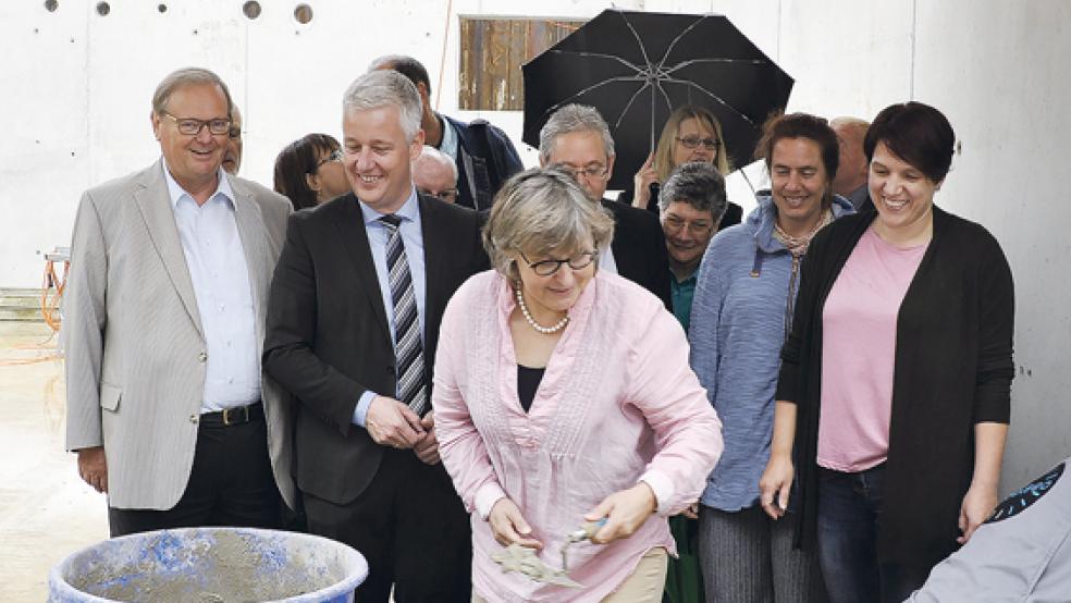 Der Aufsichtsrat mit Landrat Matthias Groote als Vorsitzender, Geschäftsführer des Klinikum Leer Holger Glienke und einer Mitarbeiterdelegation legten gemeinsam den Grundstein für die neue Klinik für Psychosomatische Medizin und Psychotherapie am Klinikum Leer.  © Foto: Klinikum 