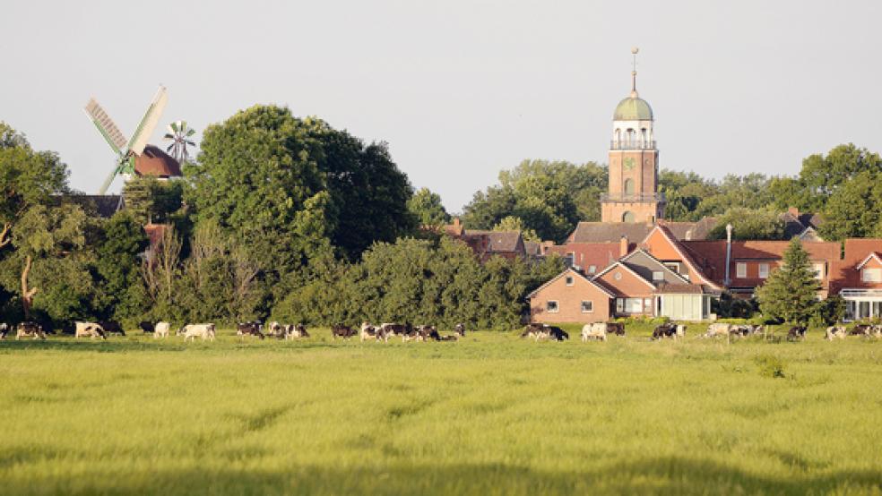 Idyllische Skyline: So einladend wie hier (Ansicht vom Dukelweg) zeigt sich das Gesicht von Jemgum nicht immer. Der städtebauliche Rahmenplan soll aber nicht nur ein »Kosmetik-Koffer« sein, sondern langfristige Perspektiven für die Dorfentwicklung aufzeigen. © Fotos: Hanken/RZ-Archiv »So was dat fröher in’t Rheiderland«