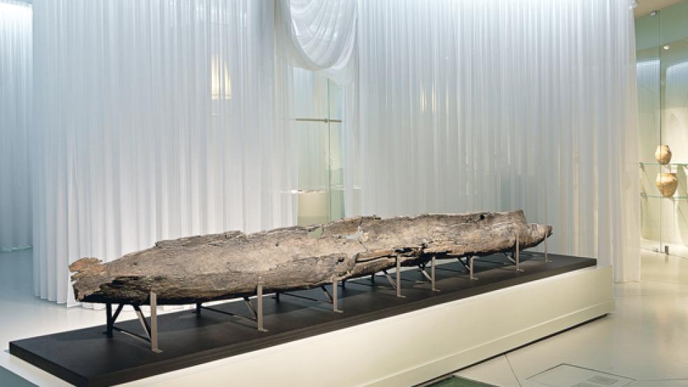 Als Blickfang der Sonderausstellung »Das ertrunkene Land ist fruchtbar« wurde der Jemgumer Einbaum im September 2013 im Groninger Museum präsentiert. © Archivfoto: de Leeuw